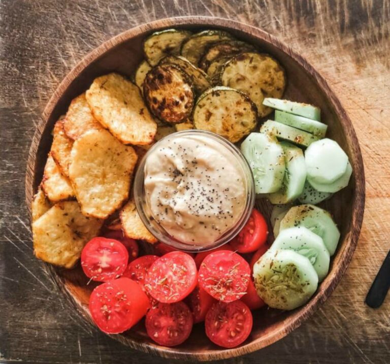 Buddha Bowl with roasted and raw vegetables
