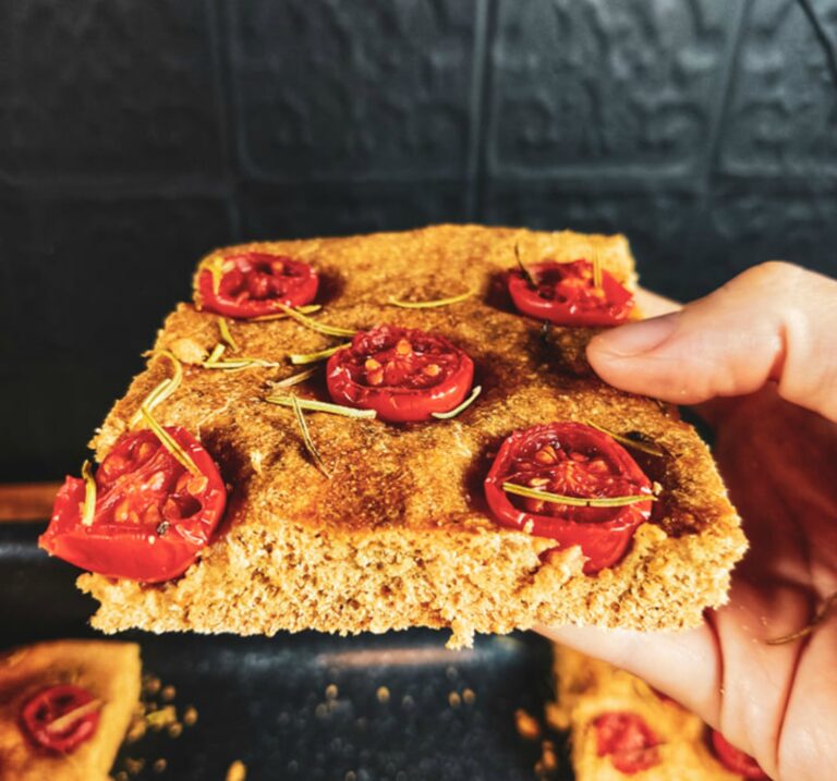 Ιταλική φοκάτσια (focaccia) με ντοματίνια και δεντρολίβανο | Ένα διαφορετικό ψωμί