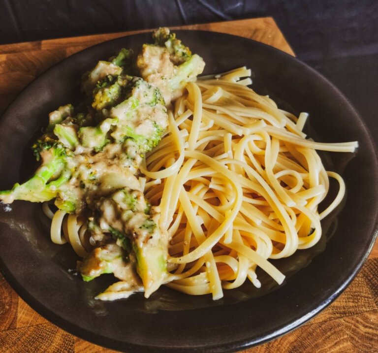 Λιγκουίνι με σάλτσα τυριού και μπρόκολου