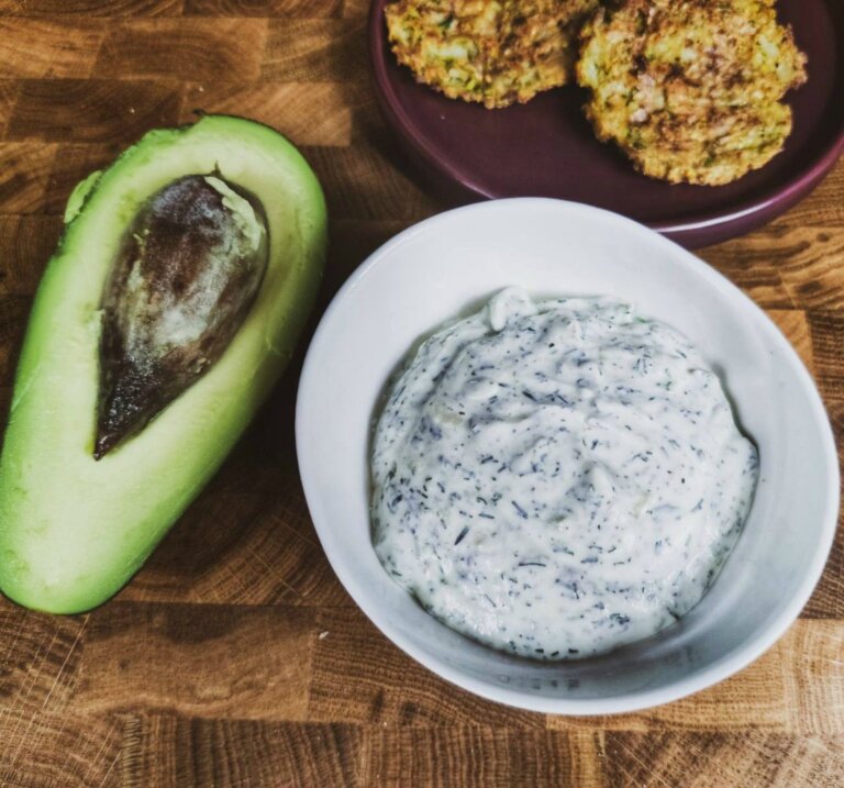 Dressing γιαουρτιού με αβοκάντο | 25 θερμίδες οι 2 κ.σ.