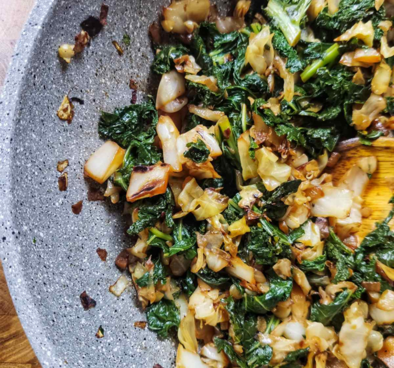 Χειμωνιάτικη σαλάτα με σωτέ λαχανικά