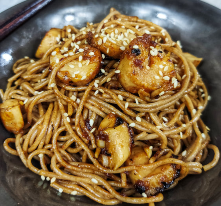 Vegan γαριδομακαρονάδα με σπαγγέτι ολικής άλεσης από δίκοκκο σιτάρι βίγκαν-γαριδομακαροναδα