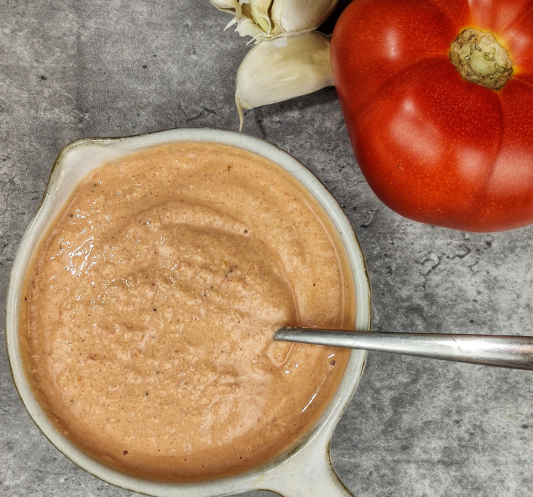 Η πιο εύκολη καλοκαιρινή ωμή σάλτσα για τις μακαρονάδες σας ωμη-σαλτσα-για-μακαροναδες