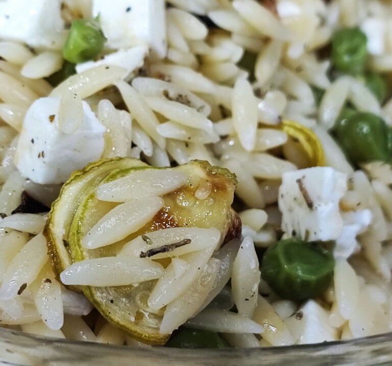 Σαλάτα με κολοκυθάκι, αρακά, κριθαράκι και φέτα