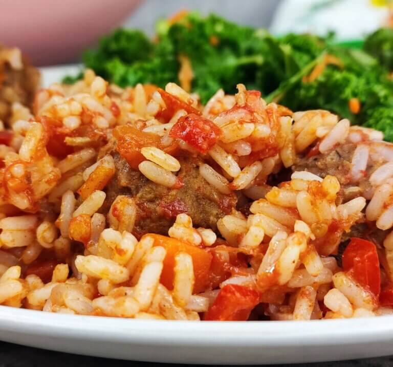 Κεφτεδάκια από αρακά με ρύζι και λαχανικά και εύκολη σαλάτα | Γεύμα 15′