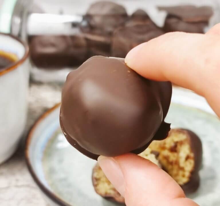 Αμυγδαλόπαστα σοκολατάκι με 4 υλικά | Γλυκό ψυγείου