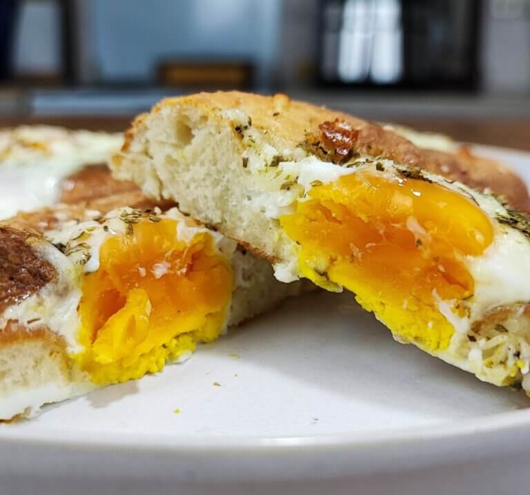 Σπιτικά bagels με αυγά μάτια στο φούρνο | Θεϊκό πρωινό