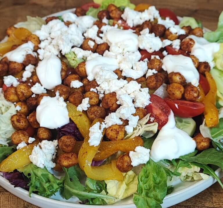 Σαλάτα-γεύμα με ρεβύθια, ψητές και πιπεριές και πράσινα λαχανικά