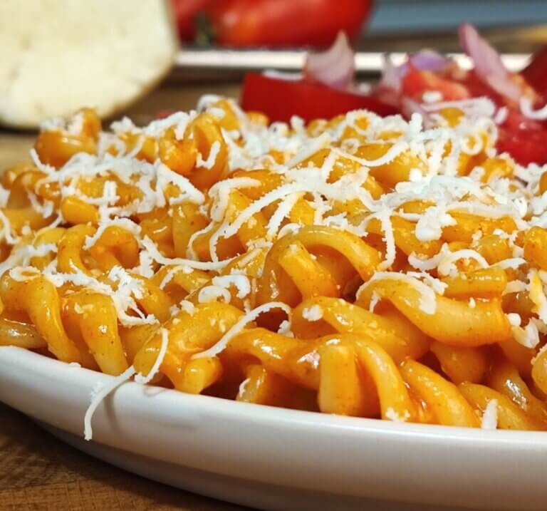 Η τεμπέλικη μακαρονάδα με την πιο γρήγορη σάλτσα