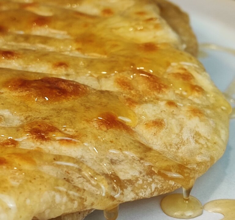 Σφακιανές πίτες με μέλι και μυζήθρα