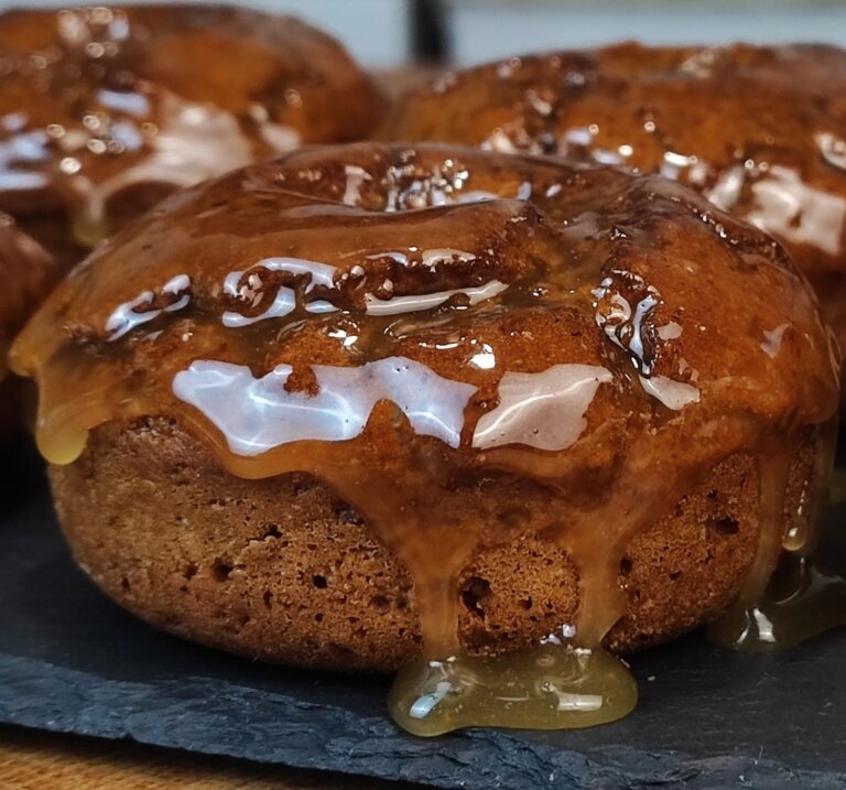 Gingerbread ντόνατς στο φούρνο | Με γλάσο καραμέλας