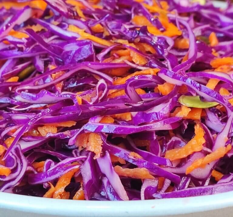 Σαλάτα με μωβ λάχανο, καρότο και το πιο εύκολο dressing