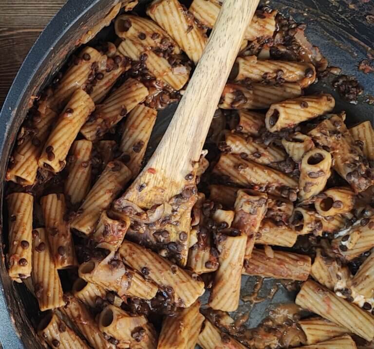 Νηστίσιμη μακαρονάδα με κιμά φακής | σε ένα σκεύος