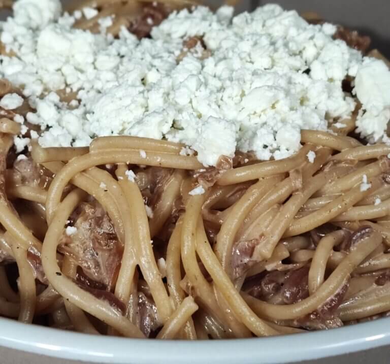 Μακαρονάδα με καραμελωμένο λάχανο | Έτοιμη σε 20′