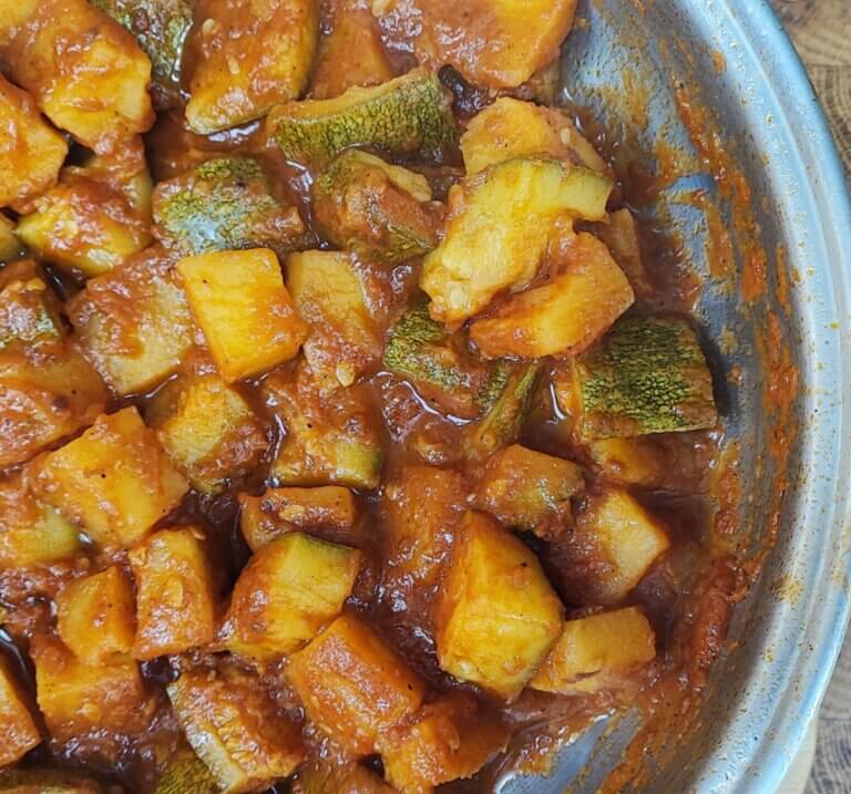 Πατάτες γιαχνί με κολοκυθάκια | Στην κατσαρόλα