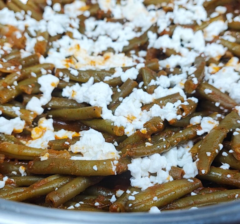 Φασολάκια με σκορδάτη ντομάτα και φέτα