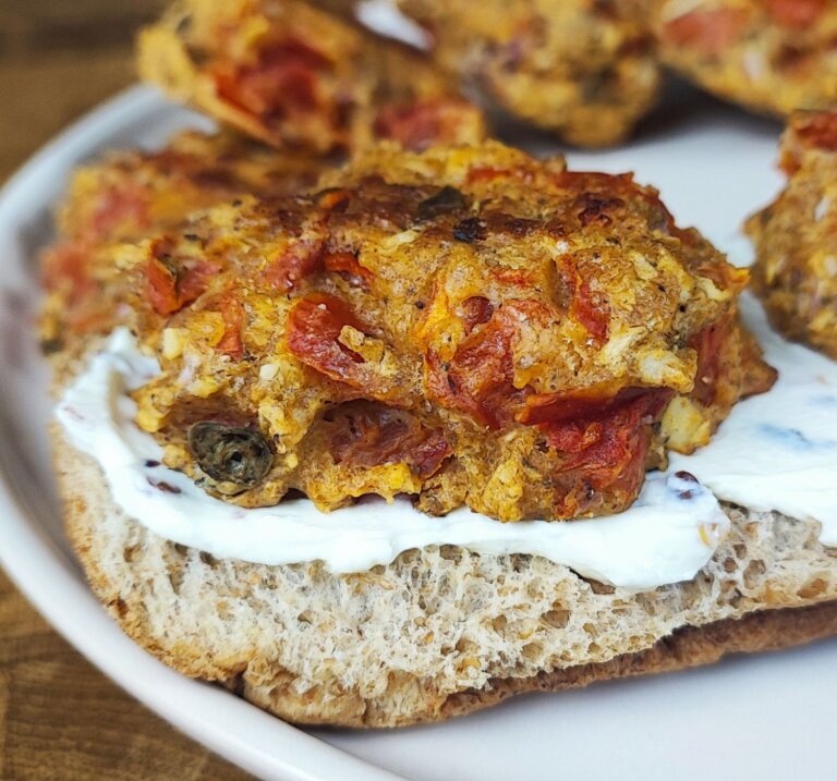 Ντοματοκεφτέδες με μυζήθρα στο φούρνο