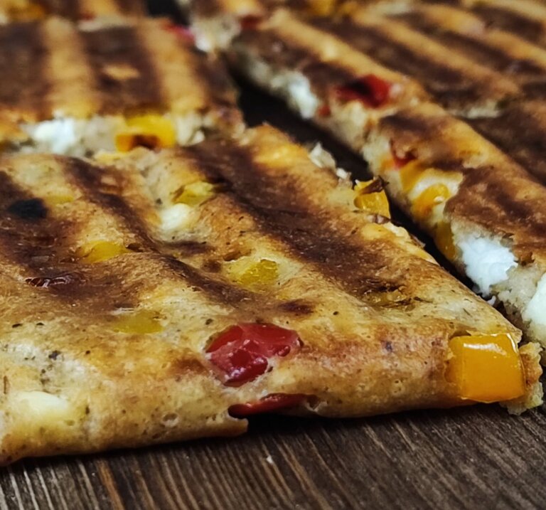 Τυρόπιτα με πιπεριές στην τοστιέρα