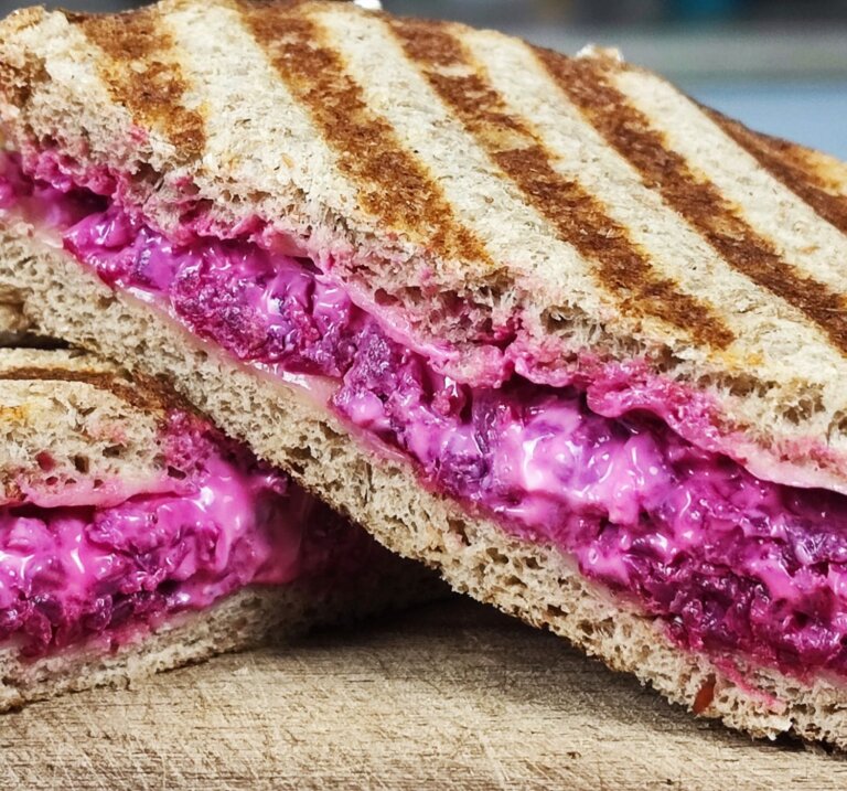 Τοστ αλλιώς: με παντζάρι και τυρί κρέμα