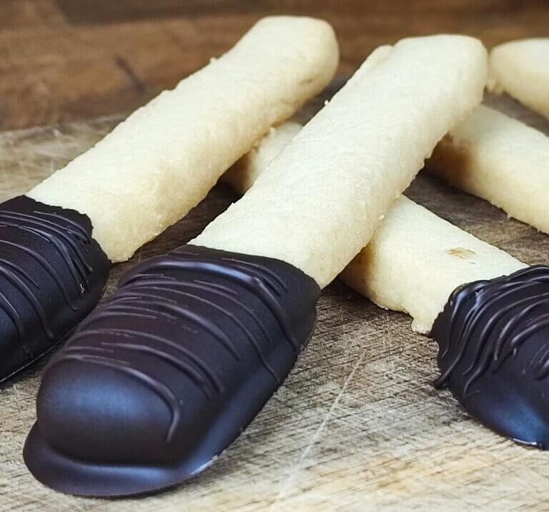 Μπισκοτένια christmas sticks (βουτυρένια & βουτηγμένα σε σοκολάτα)