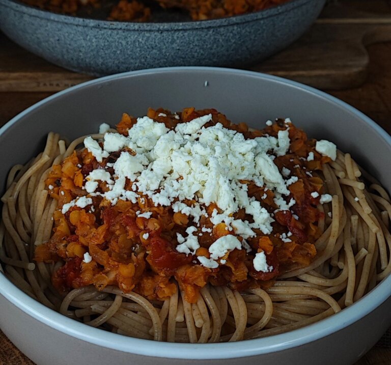 Μακαρόνια με κιμά κόκκινης φακής
